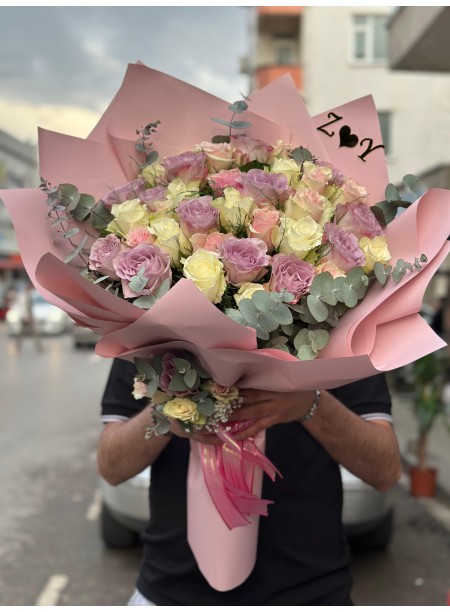 Beyaz lila gül buketi